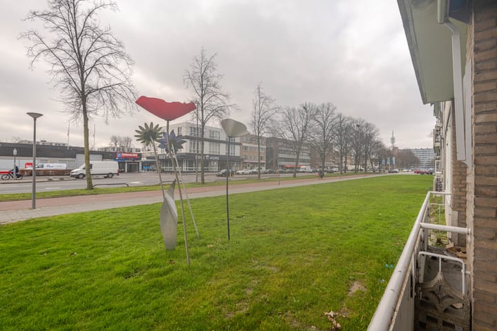 Renovated 3-Room Apartment with Balcony in Rotterdam Pendrecht — 37