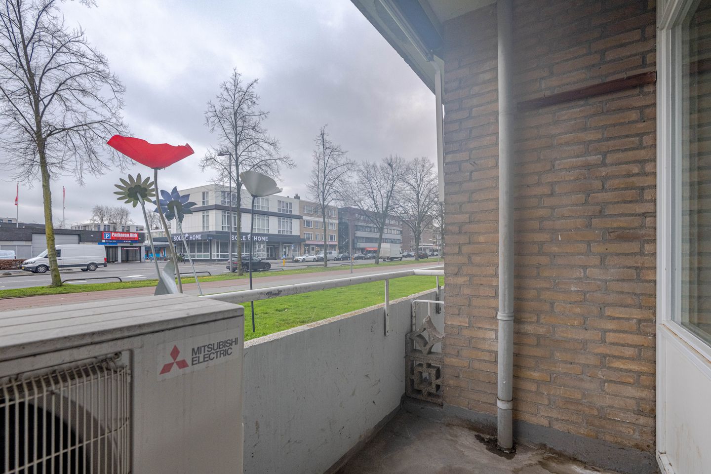Renovated 3-Room Apartment with Balcony in Rotterdam Pendrecht — 40
