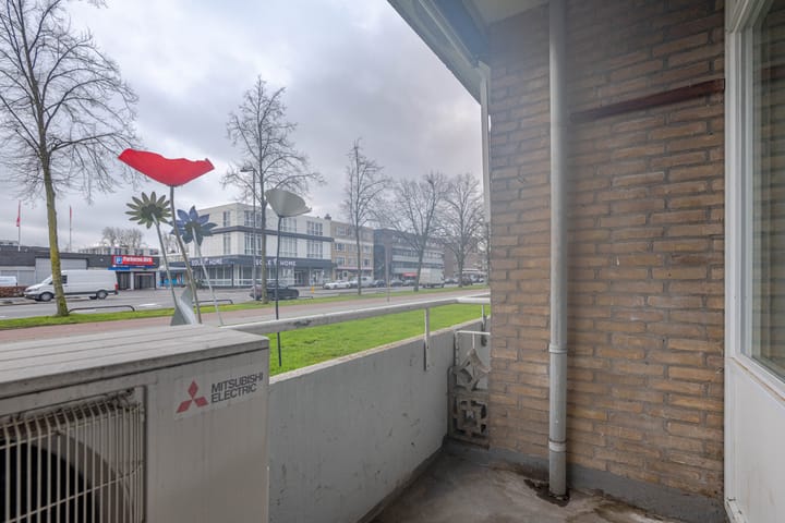 Renovated 3-Room Apartment with Balcony in Rotterdam Pendrecht — 39