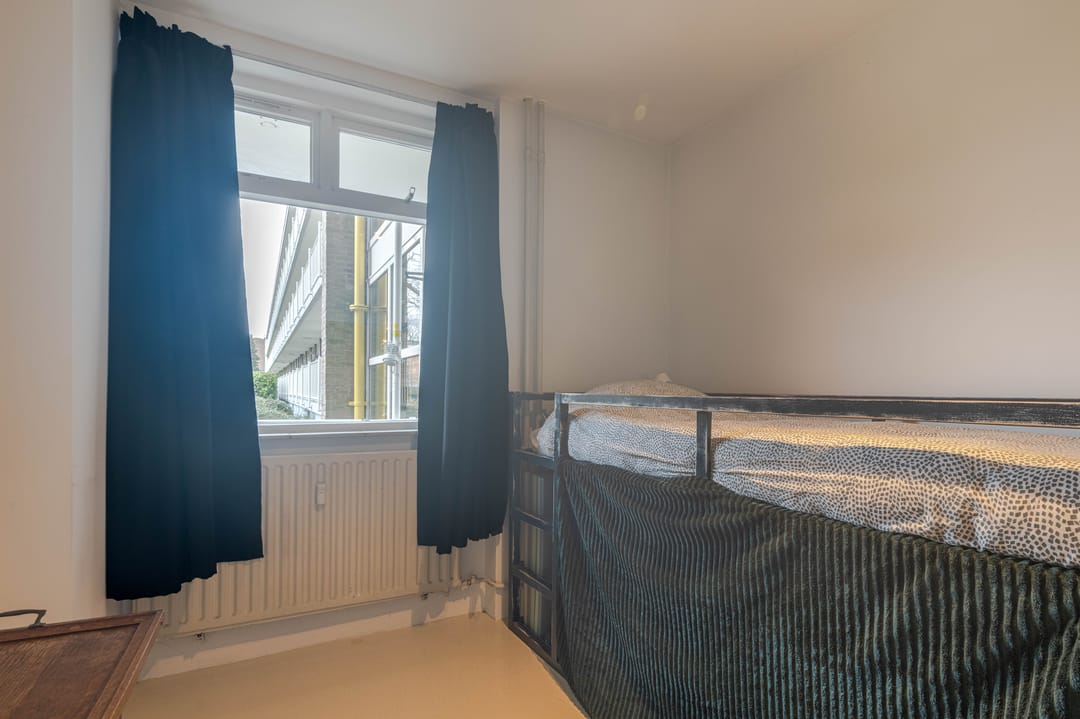 Renovated 3-Room Apartment with Balcony in Rotterdam Pendrecht — 44