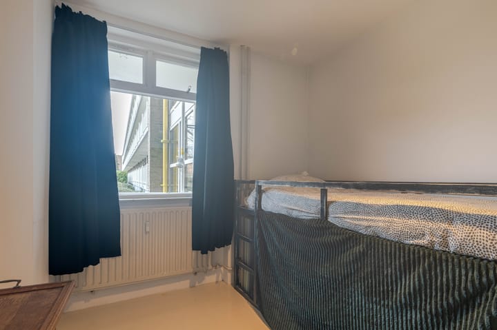 Renovated 3-Room Apartment with Balcony in Rotterdam Pendrecht — 43
