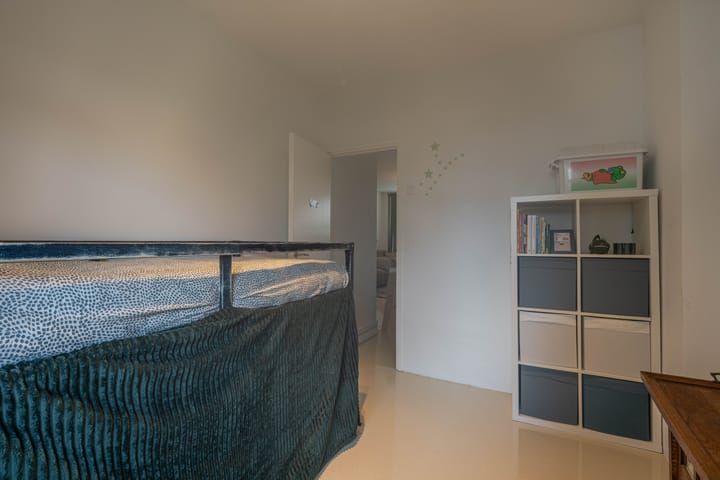 Renovated 3-Room Apartment with Balcony in Rotterdam Pendrecht — 45