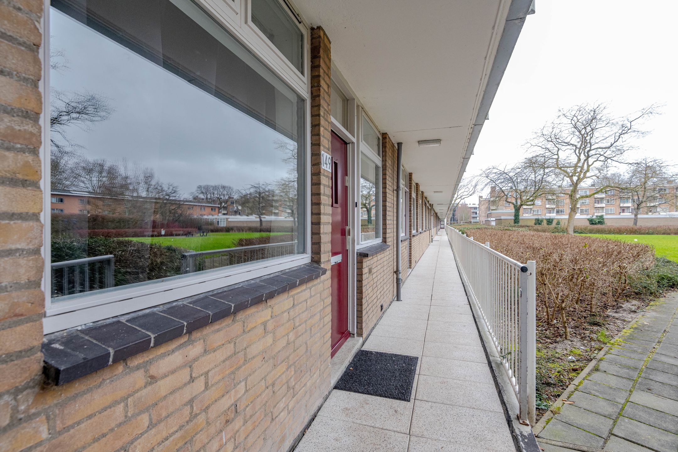 Renovated 3-Room Apartment with Balcony in Rotterdam Pendrecht — 48