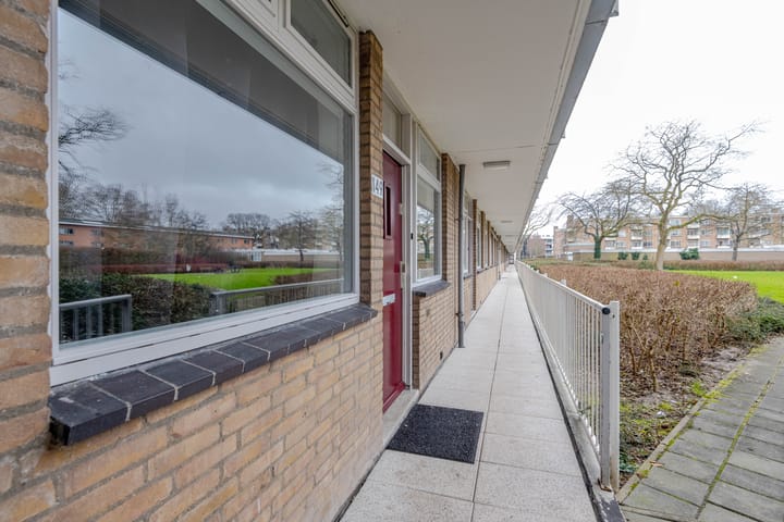 Renovated 3-Room Apartment with Balcony in Rotterdam Pendrecht — 47
