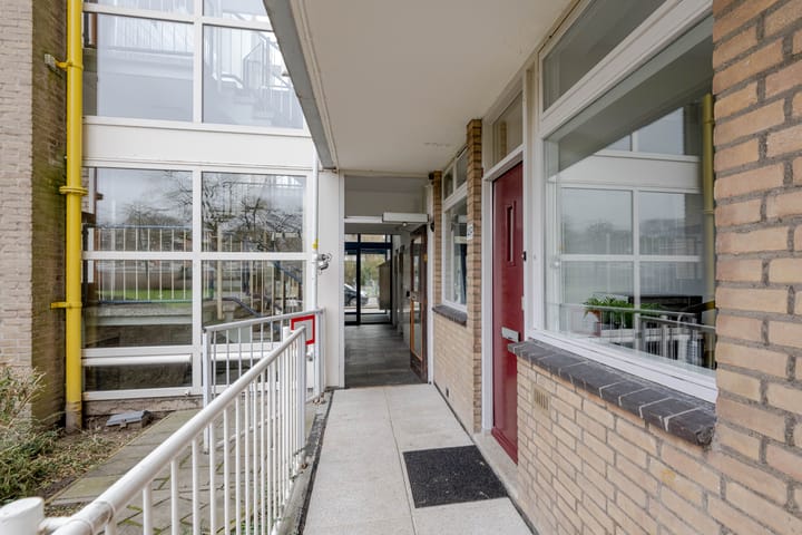 Renovated 3-Room Apartment with Balcony in Rotterdam Pendrecht — 49