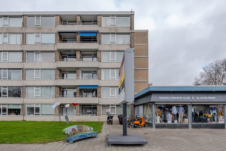 Renovated 3-Room Apartment with Balcony in Rotterdam Pendrecht — 53