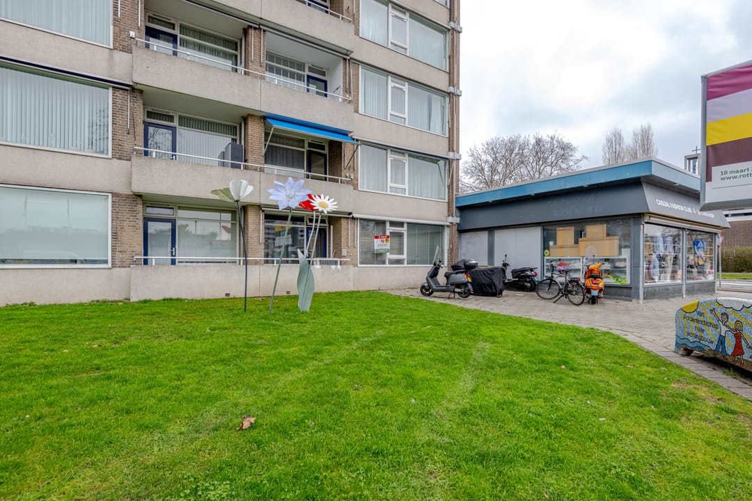 Renovated 3-Room Apartment with Balcony in Rotterdam Pendrecht — 52