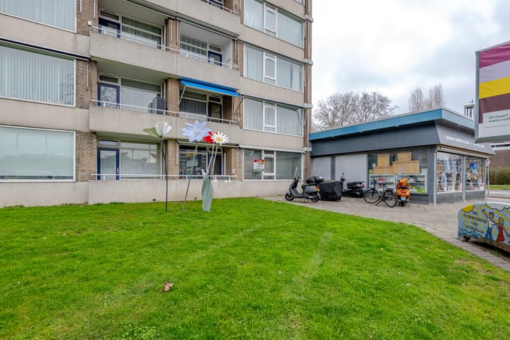 Renovated 3-Room Apartment with Balcony in Rotterdam Pendrecht — 51