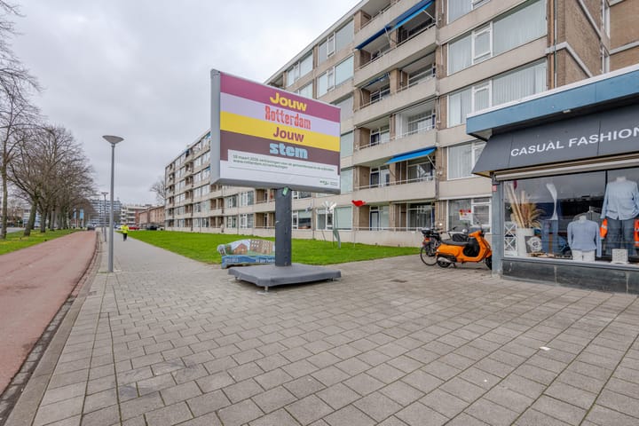 Renovated 3-Room Apartment with Balcony in Rotterdam Pendrecht — 55