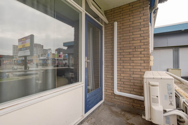 Renovated 3-Room Apartment with Balcony in Rotterdam Pendrecht — 41