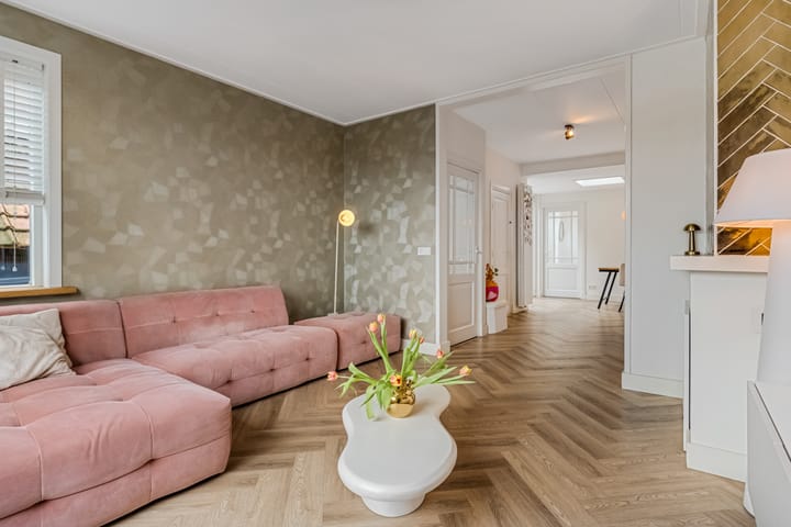 Characterful semi-detached home with three bedrooms near the Rhine river — 26