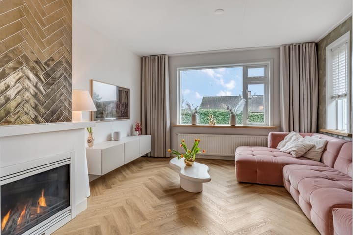Characterful semi-detached home with three bedrooms near the Rhine river — 32