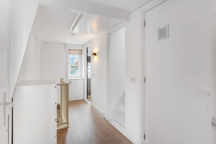 Characterful semi-detached home with three bedrooms near the Rhine river — 34