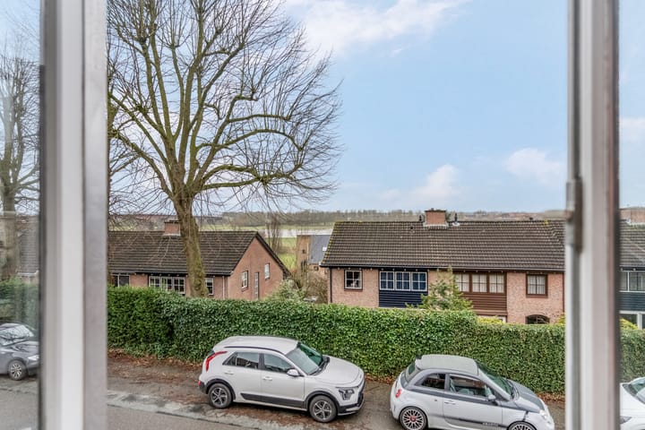 Characterful semi-detached home with three bedrooms near the Rhine river — 38