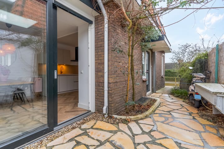 Characterful semi-detached home with three bedrooms near the Rhine river — 50