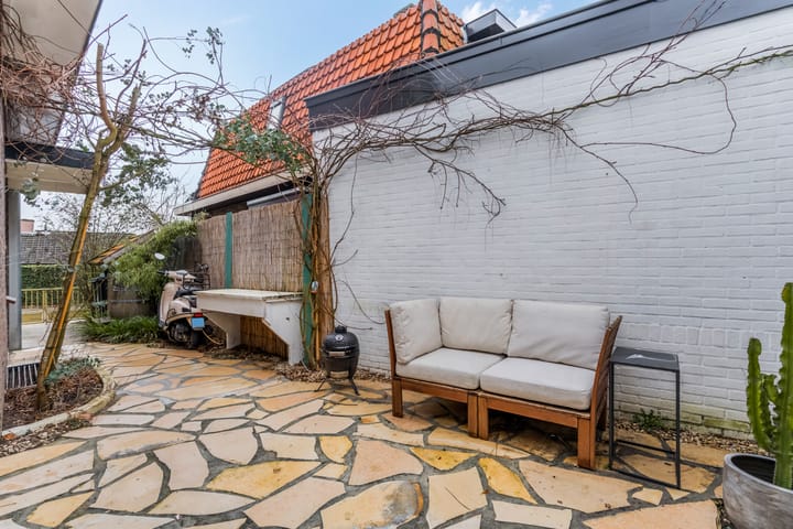 Characterful semi-detached home with three bedrooms near the Rhine river — 54