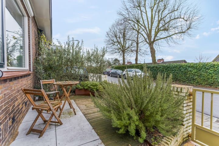 Characterful semi-detached home with three bedrooms near the Rhine river — 57