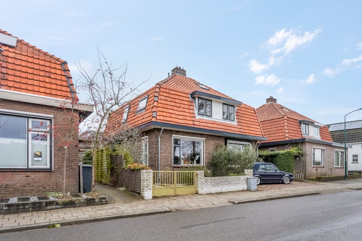 Characterful semi-detached home with three bedrooms near the Rhine river — 59