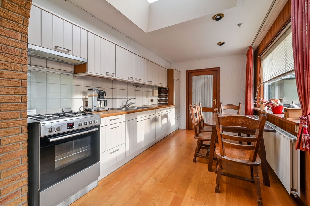 Spacious Corner House with Large Garden, Garage and Parking in Proostdijland — 16