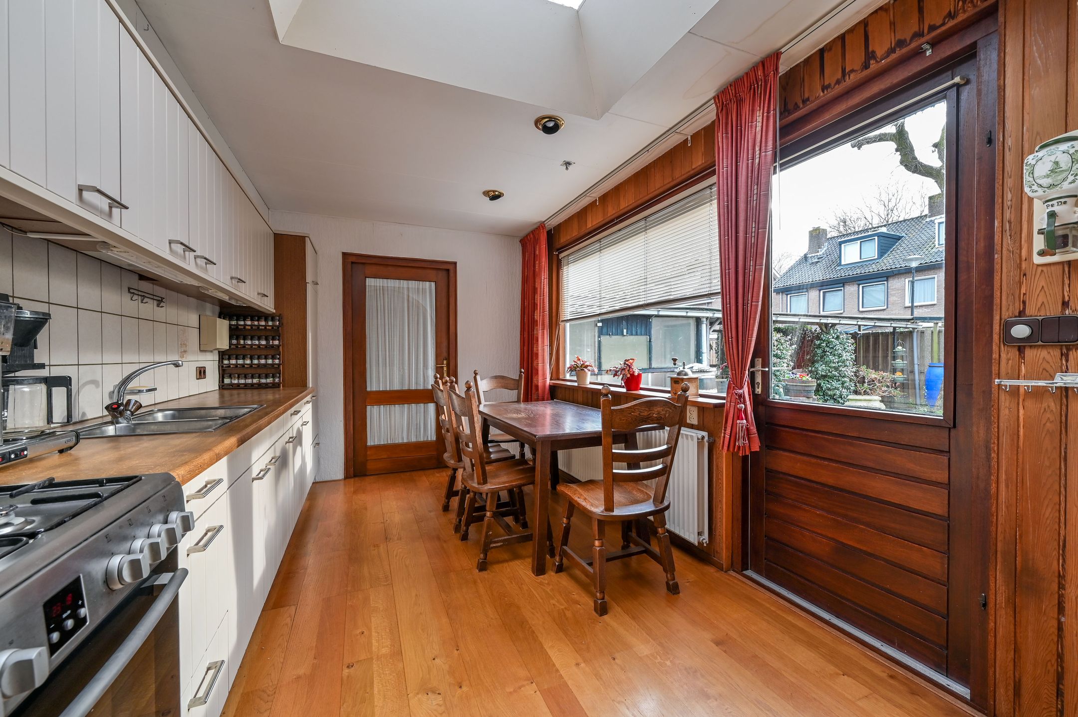 Spacious Corner House with Large Garden, Garage and Parking in Proostdijland — 18