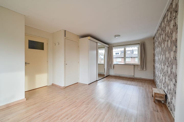 Spacious Corner House with Large Garden, Garage and Parking in Proostdijland — 35