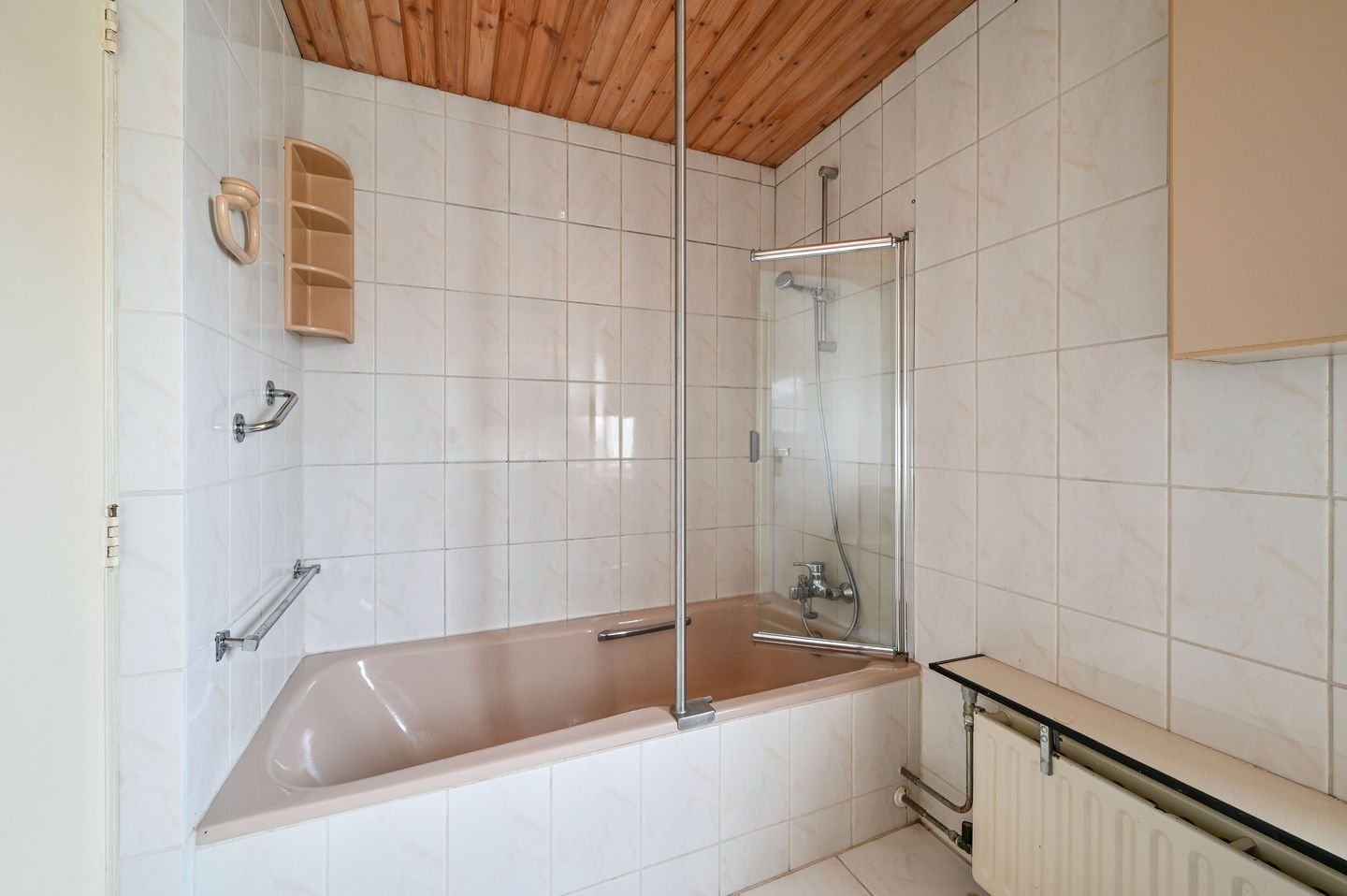 Spacious Corner House with Large Garden, Garage and Parking in Proostdijland — 38