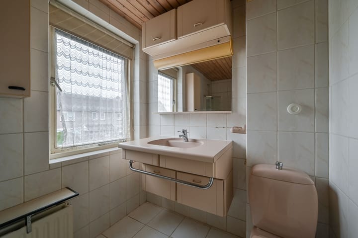 Spacious Corner House with Large Garden, Garage and Parking in Proostdijland — 41