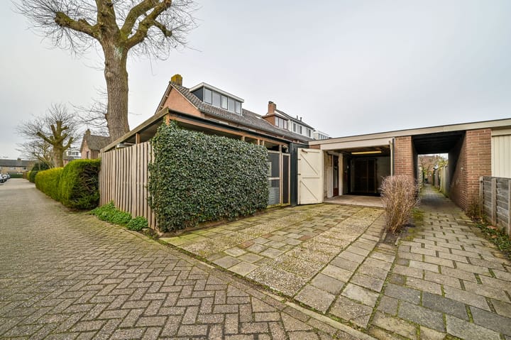 Spacious Corner House with Large Garden, Garage and Parking in Proostdijland — 55