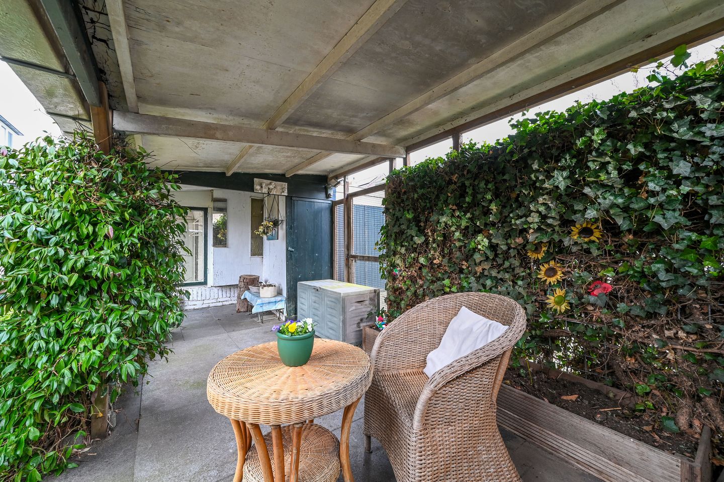 Spacious Corner House with Large Garden, Garage and Parking in Proostdijland — 68