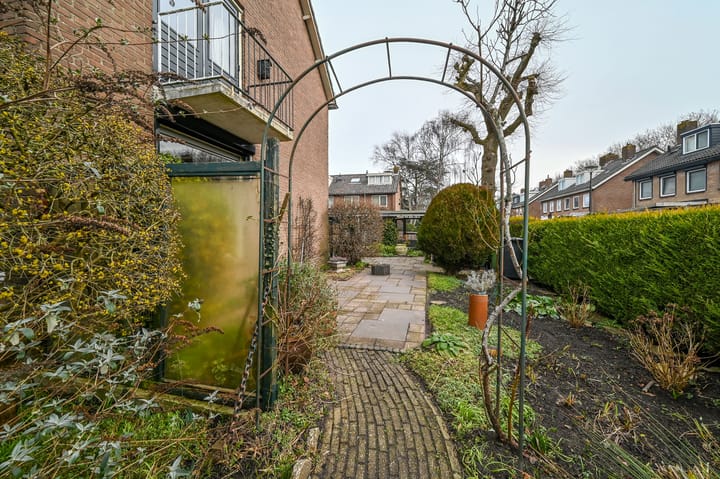 Spacious Corner House with Large Garden, Garage and Parking in Proostdijland — 71