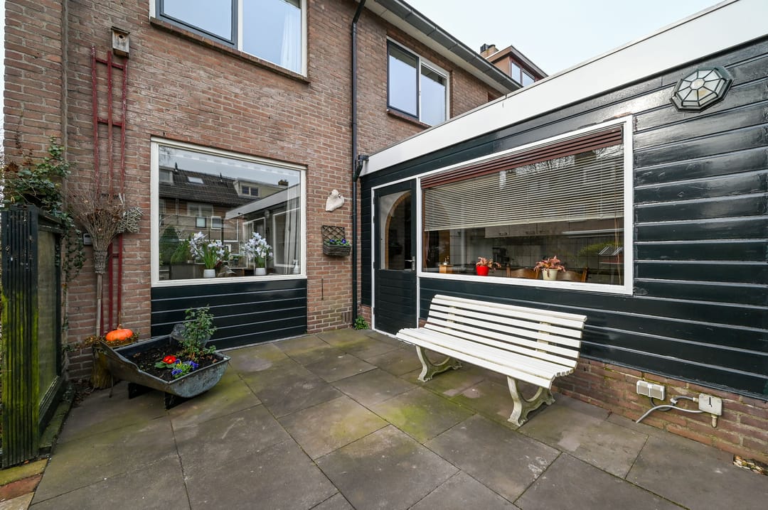 Spacious Corner House with Large Garden, Garage and Parking in Proostdijland — 64