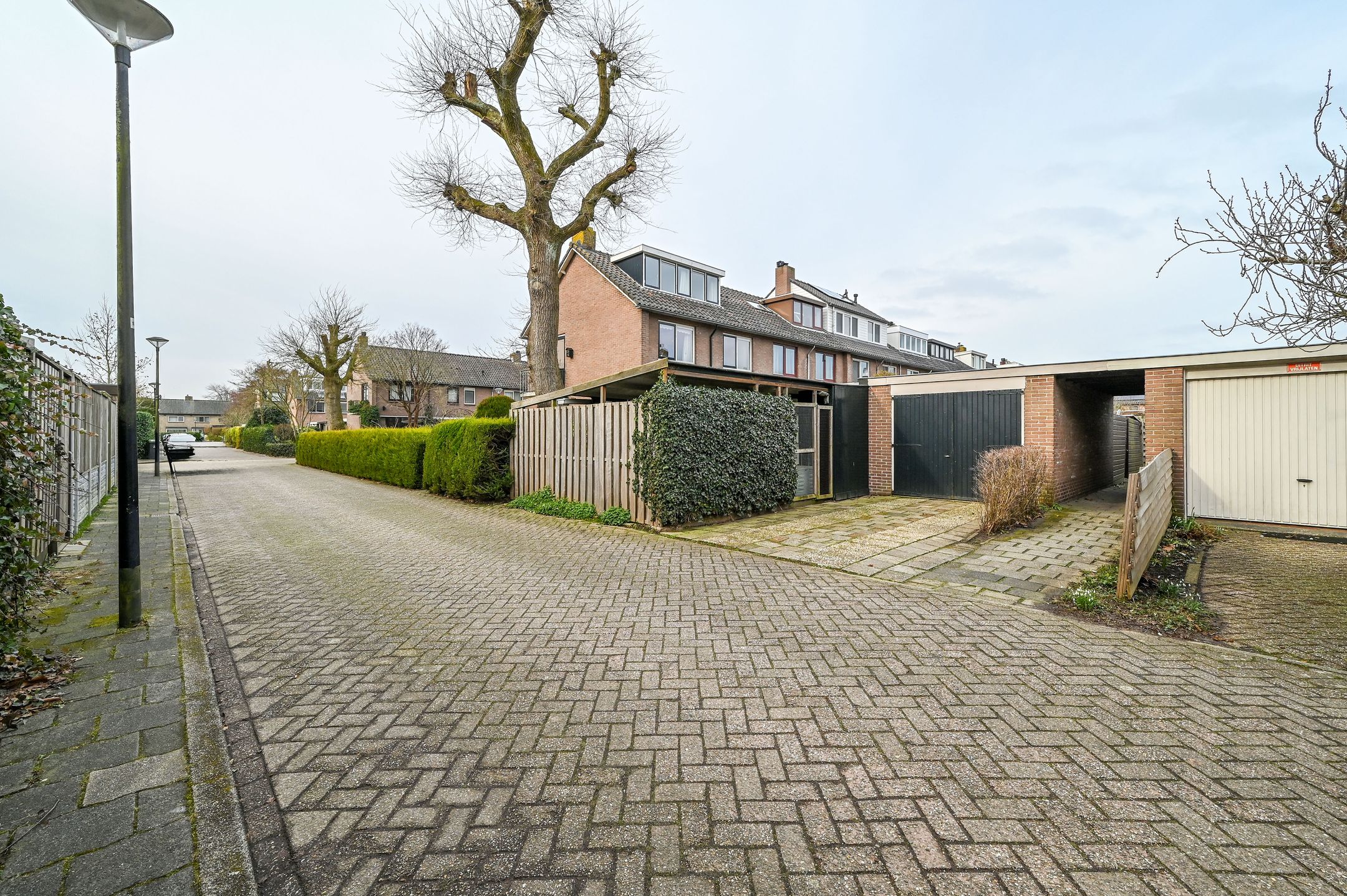 Spacious Corner House with Large Garden, Garage and Parking in Proostdijland — 78