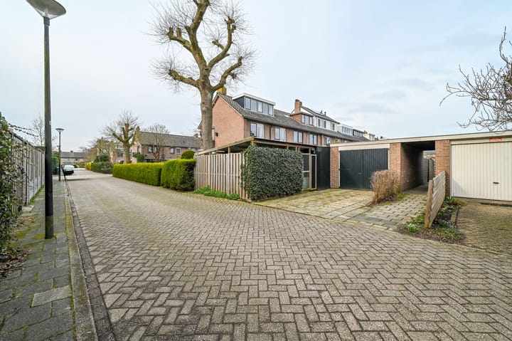 Spacious Corner House with Large Garden, Garage and Parking in Proostdijland — 77