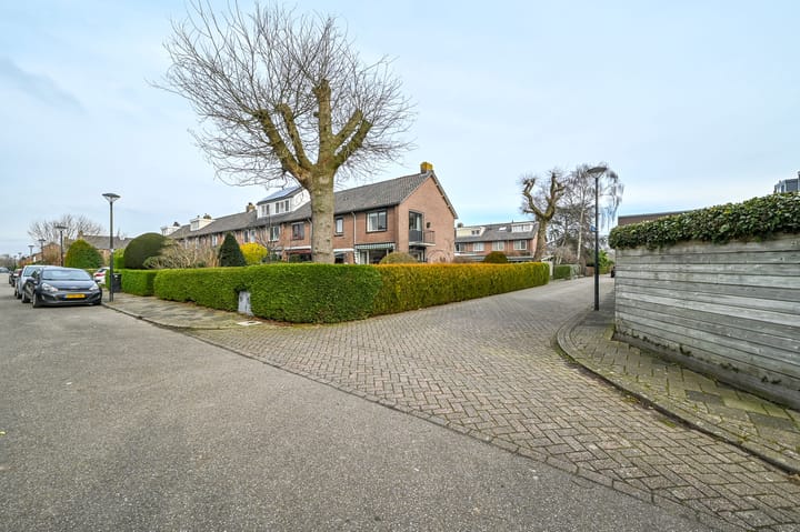 Spacious Corner House with Large Garden, Garage and Parking in Proostdijland — 79