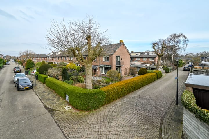 Spacious Corner House with Large Garden, Garage and Parking in Proostdijland — 81