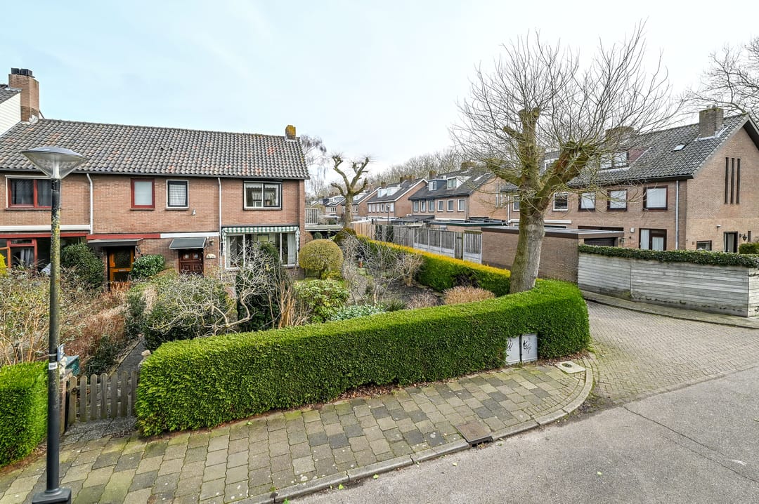 Spacious Corner House with Large Garden, Garage and Parking in Proostdijland — 85