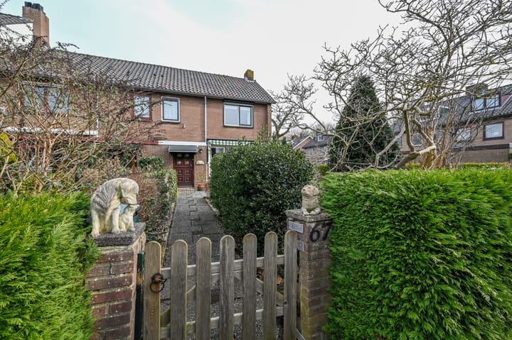Spacious Corner House with Large Garden, Garage and Parking in Proostdijland — 86