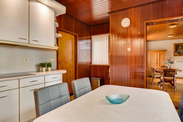 Detached semi-bungalow with renovation potential in quiet Heel neighborhood — 27