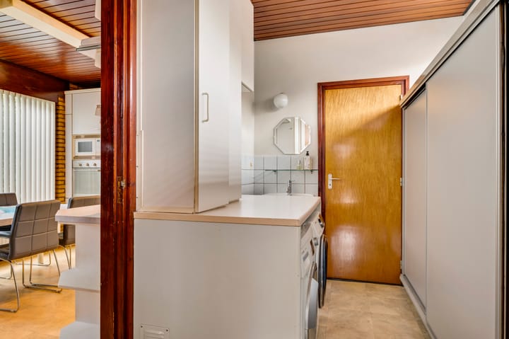Detached semi-bungalow with renovation potential in quiet Heel neighborhood — 29