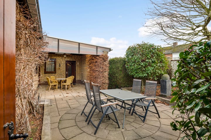 Detached semi-bungalow with renovation potential in quiet Heel neighborhood — 33