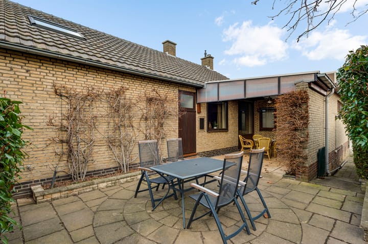 Detached semi-bungalow with renovation potential in quiet Heel neighborhood — 35