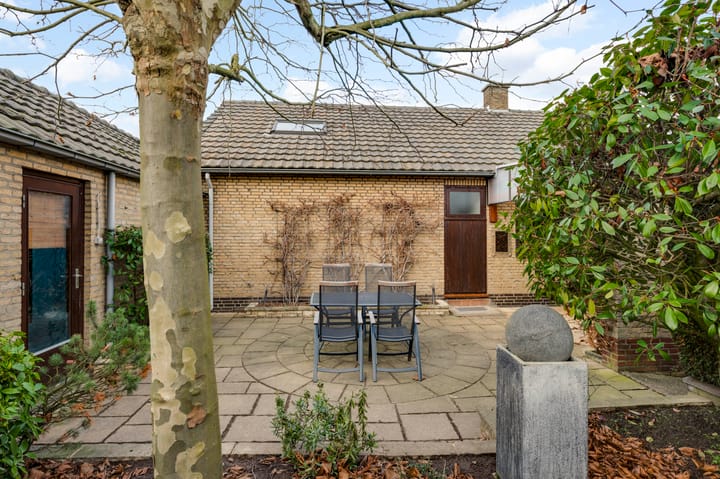 Detached semi-bungalow with renovation potential in quiet Heel neighborhood — 37