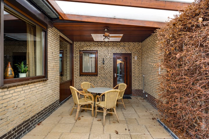 Detached semi-bungalow with renovation potential in quiet Heel neighborhood — 39