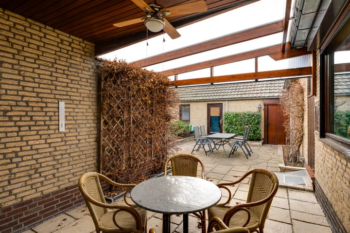 Detached semi-bungalow with renovation potential in quiet Heel neighborhood — 41