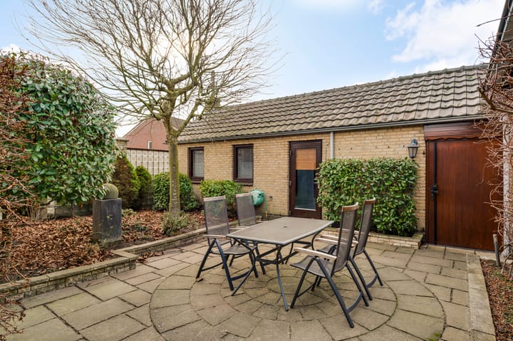 Detached semi-bungalow with renovation potential in quiet Heel neighborhood — 43