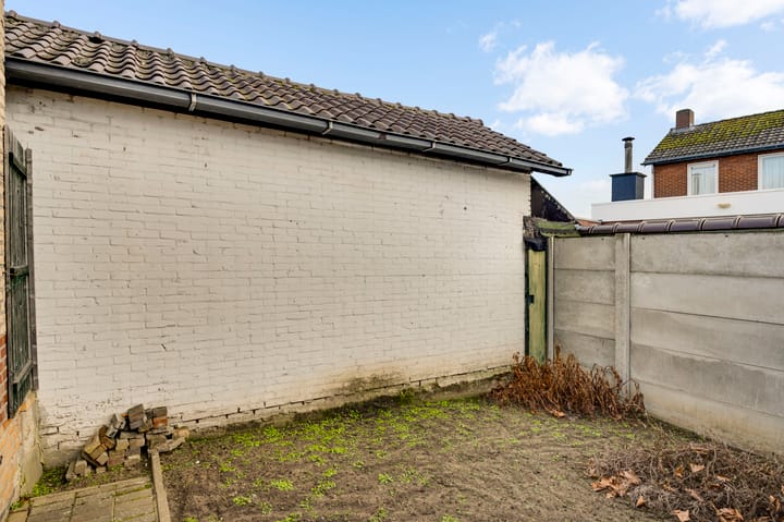 Detached semi-bungalow with renovation potential in quiet Heel neighborhood — 45