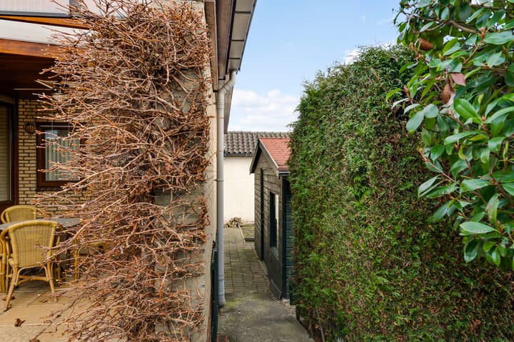 Detached semi-bungalow with renovation potential in quiet Heel neighborhood — 47