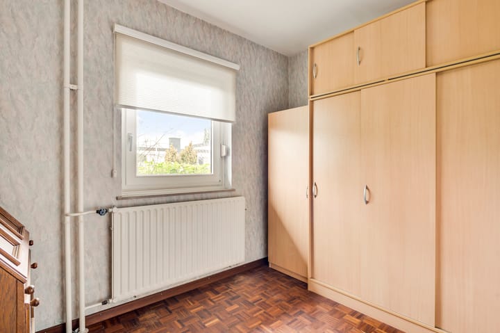 Detached semi-bungalow with renovation potential in quiet Heel neighborhood — 49