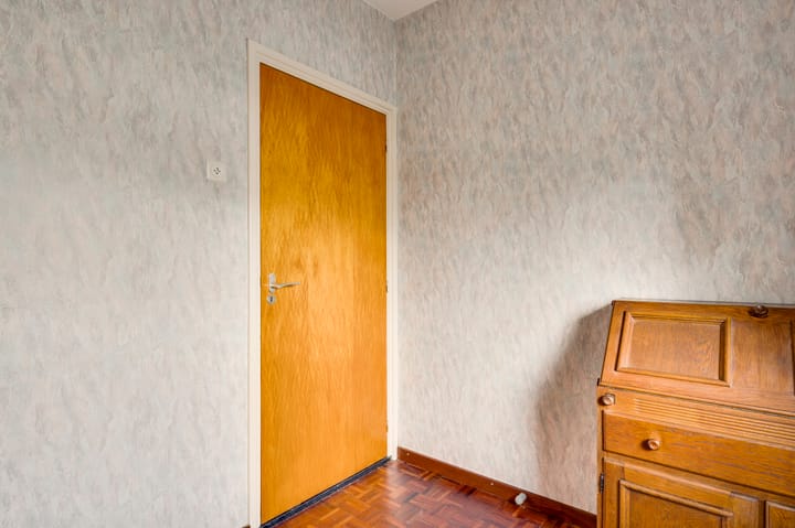 Detached semi-bungalow with renovation potential in quiet Heel neighborhood — 51