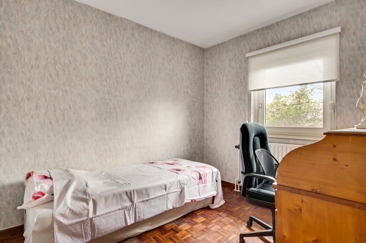 Detached semi-bungalow with renovation potential in quiet Heel neighborhood — 53